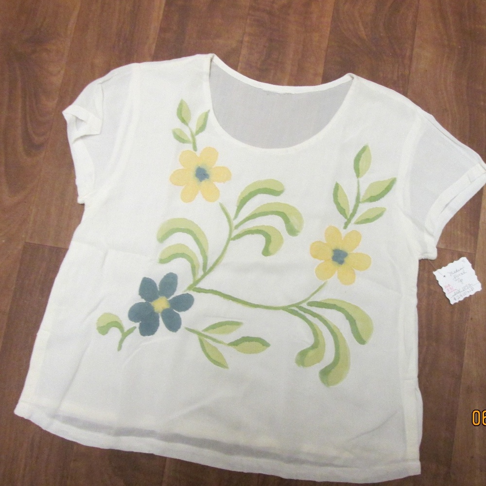FALL SALE*WHITE CREPE TOP/MEDIUM.EMB FLOWERS